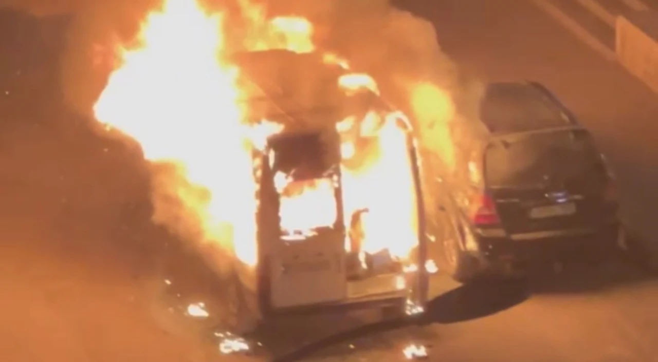 Park halindeki minibüs alev topuna döndü