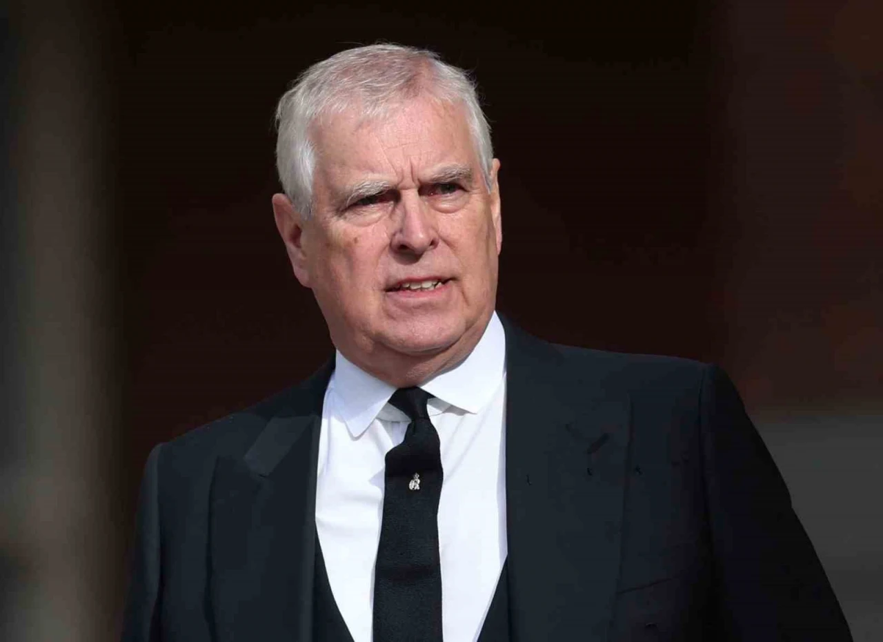 Prens Andrew, York Dükü unvanından feragat etti