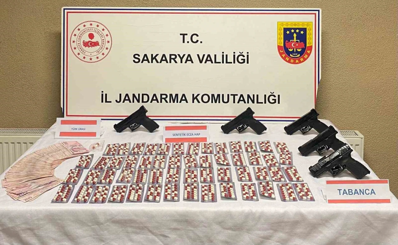 Sakarya’da yok yok! 773 hap, silah, para…