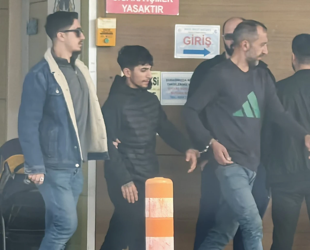 İnegöl’de Uyuşturucu Operasyonu: İki Şüpheli Suçüstü Yakalandı