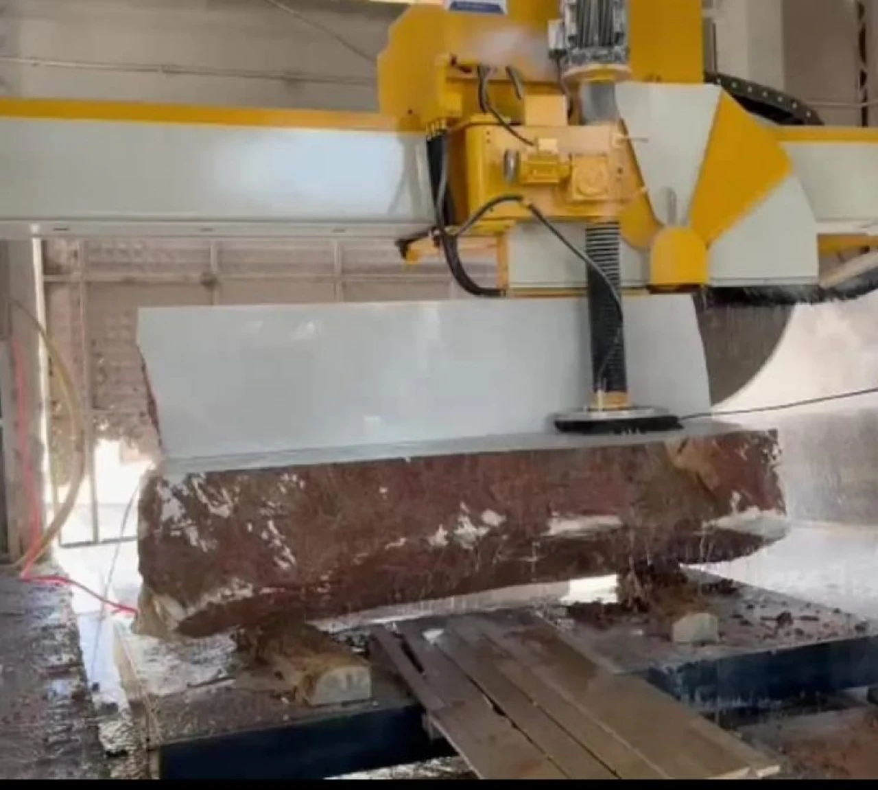 Mermer ocağında feci son: Başını makineye kaptırdı!