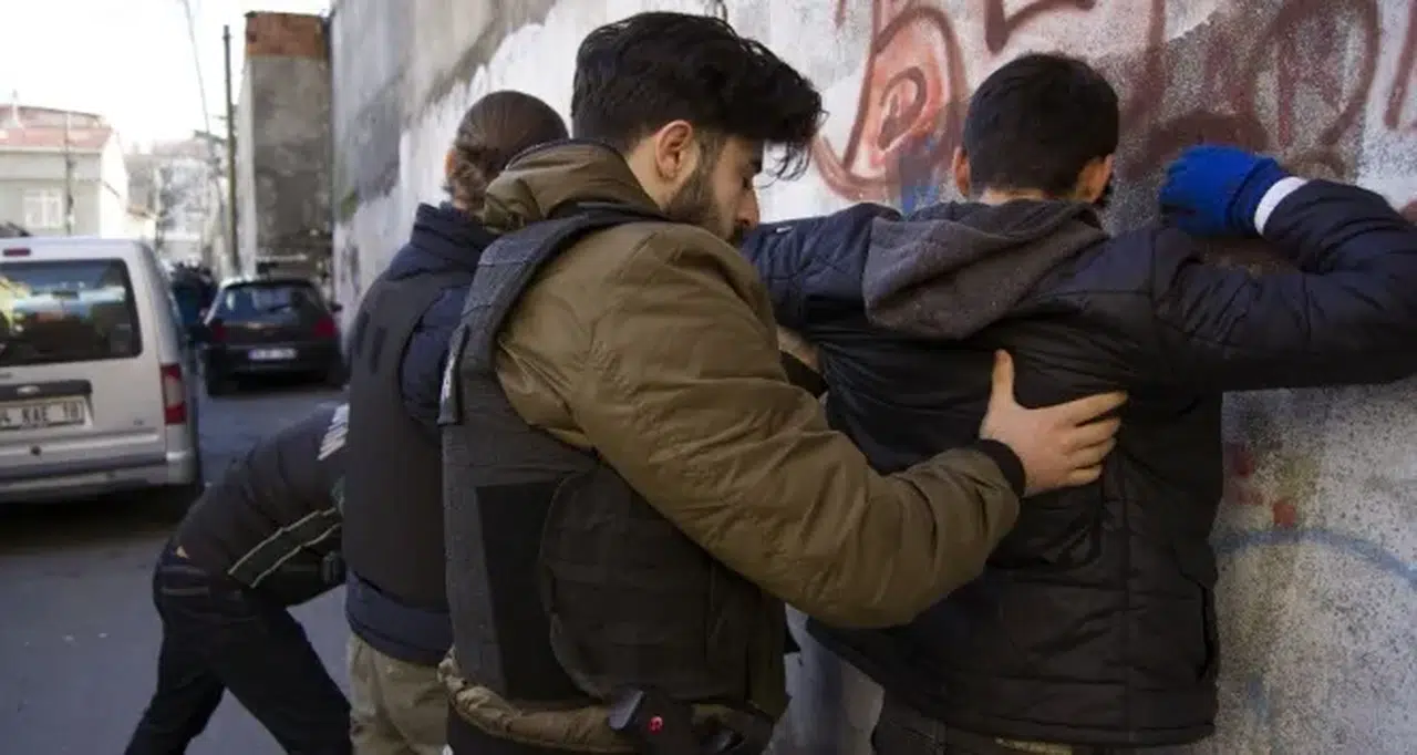 Şanlıurfa’da narkotik baskını: Binlerce hap ve silah ele geçirildi!