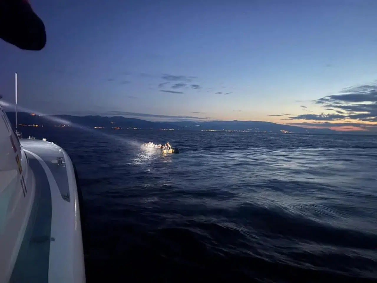 Film sahnesi gibi! Kaçak geçiş böyle son buldu