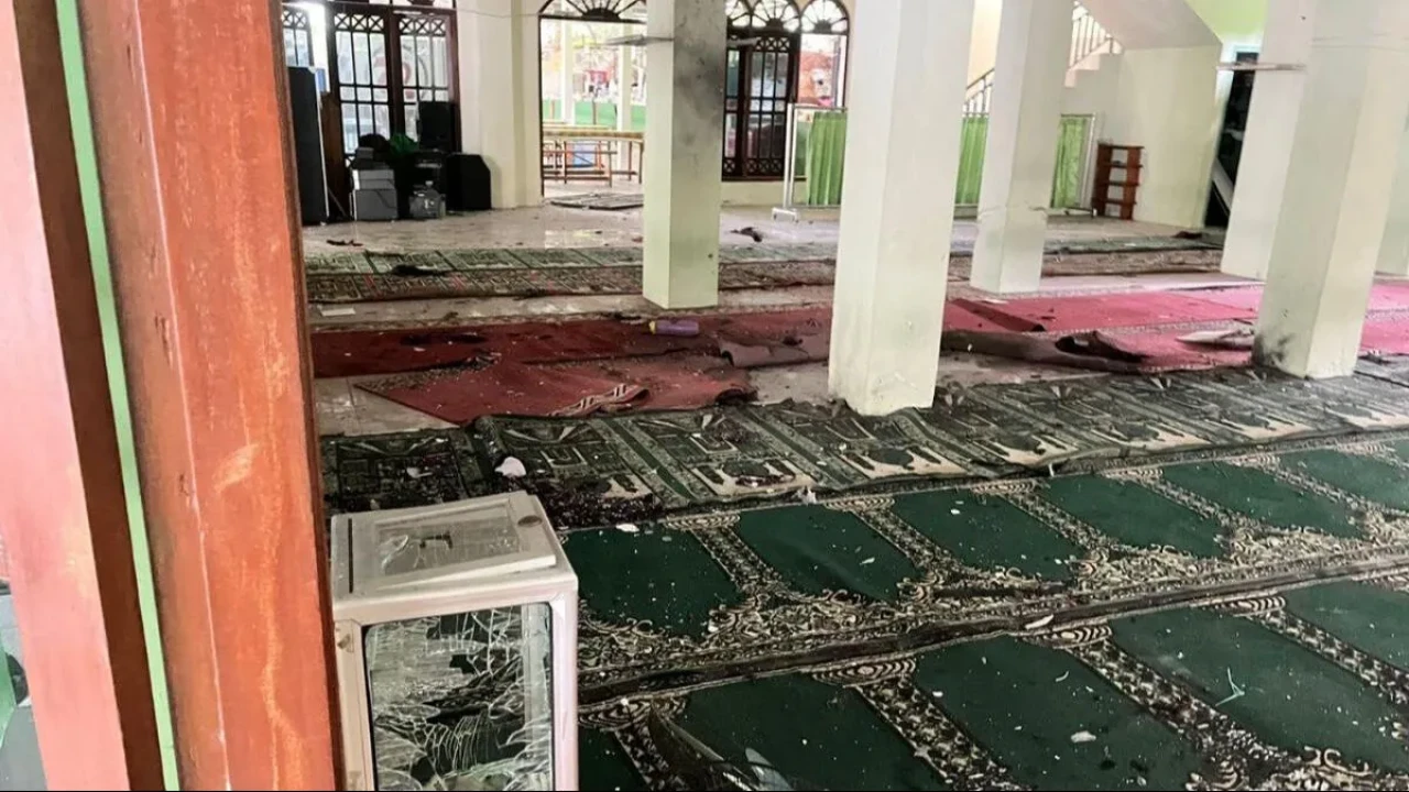 Cuma namazında can pazarı: Patlama mı saldırı mı?