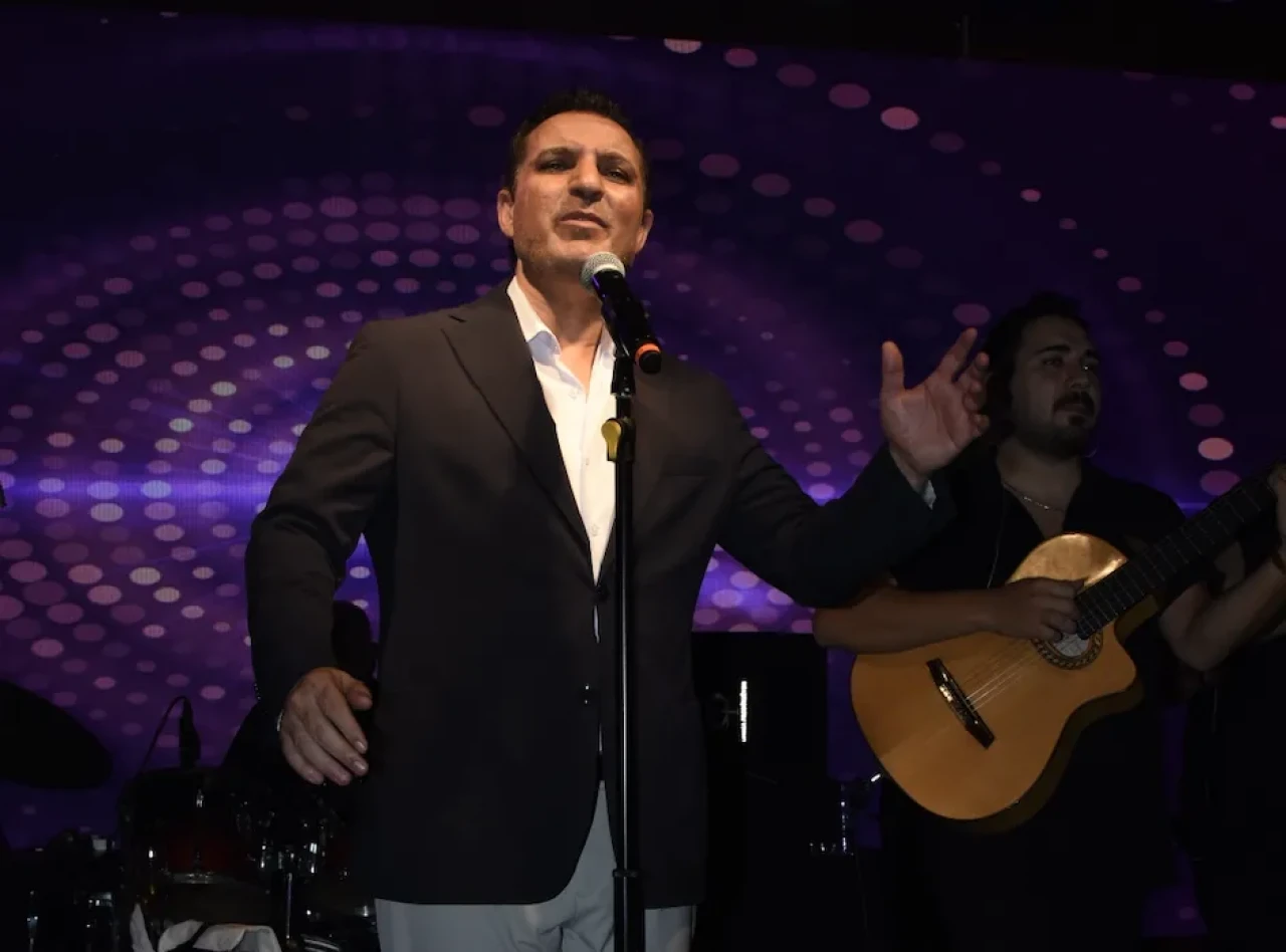 Rafet El Roman’dan hayranına hayatının sürprizi! Sahneye çıkan genç hayranıyla yaptığı düet olay oldu!