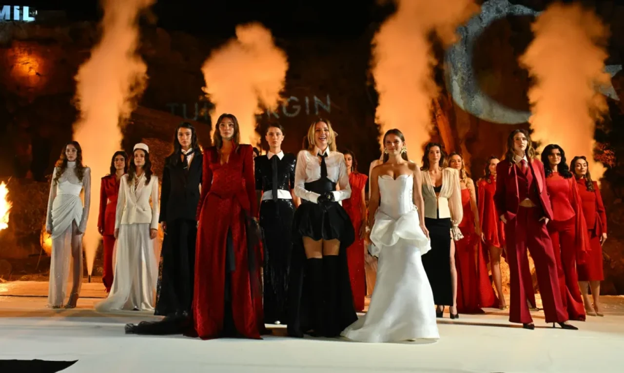 Pınar Altuğ’un kızı Su Atacan ilk kez podyumda: 'Tarifsiz bir gururdu'