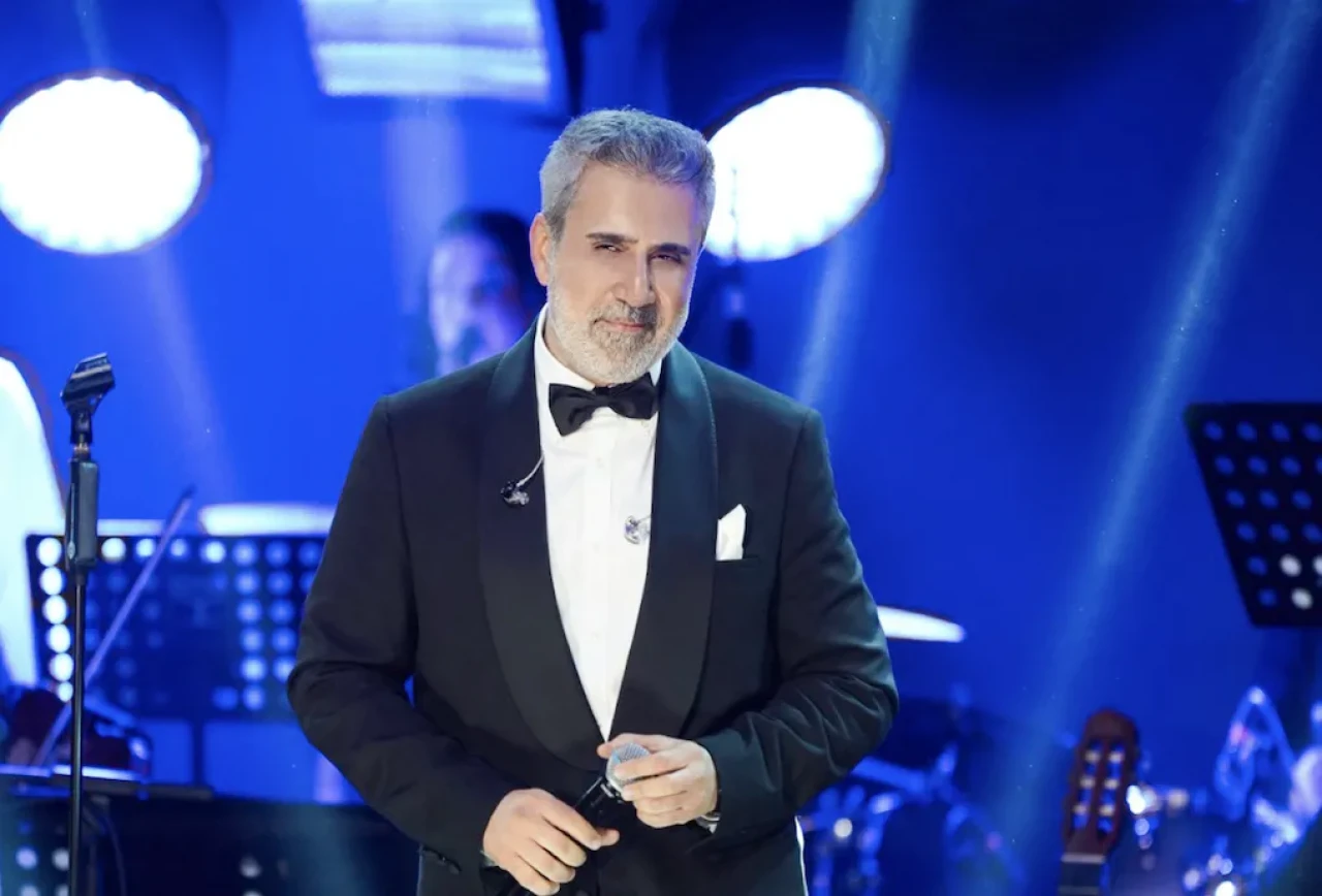 Arabeskin vazgeçilmez ismi tekrar sahneye çıktı! Emrah’ın güçlü sesiyle müzik ziyafeti!