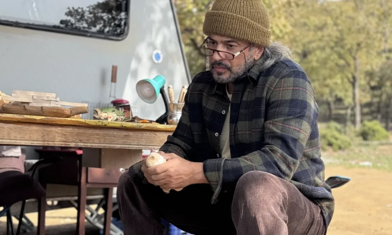 Görenler tanıyamadı! Emre Altuğ'un yaşlı hali olay oldu! İşte yeni filmi Tatlı Maya'dan şoke eden görüntü!