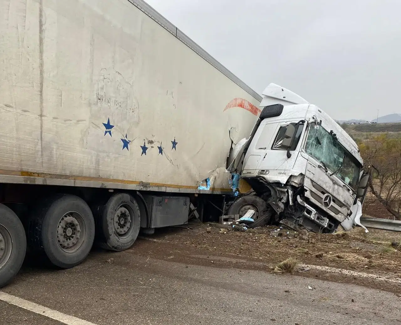Tır devrildi, patatesler yola savruldu: Şanlıurfa'da trafik felç!