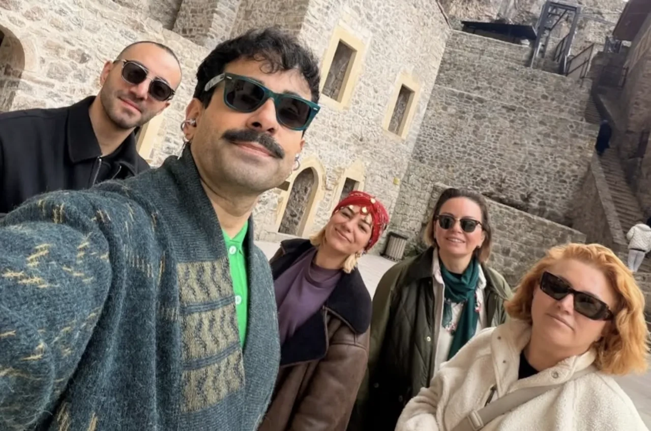 Gökhan Türkmen’den konser öncesi büyük sürpriz: Eşiyle birlikte Sümela Manastırı’nda horon tepti!