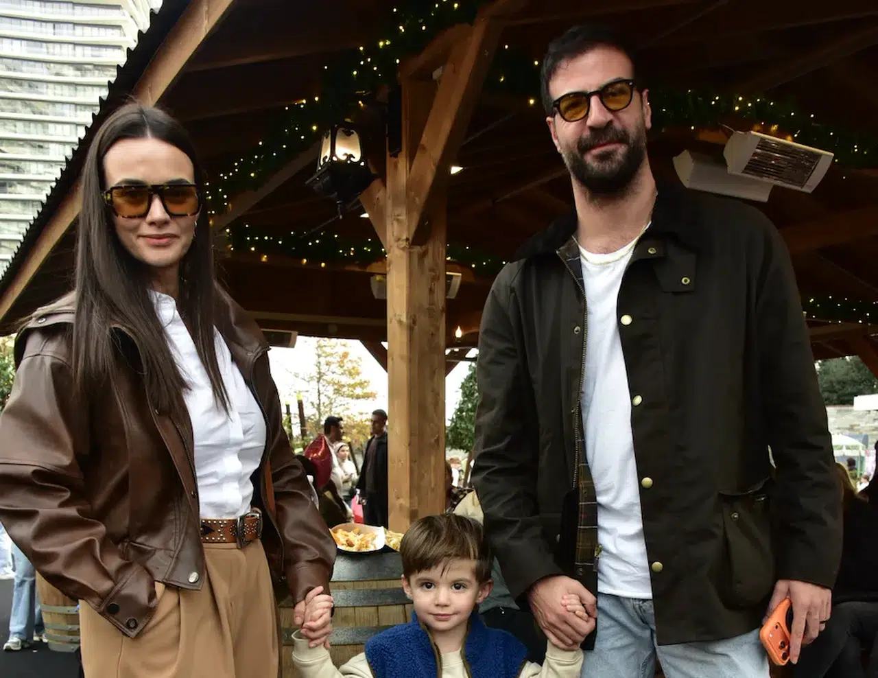 İsmail Demirci ve Hande Soral’dan oğullarıyla yılbaşı festivaline sürpriz ziyaret!