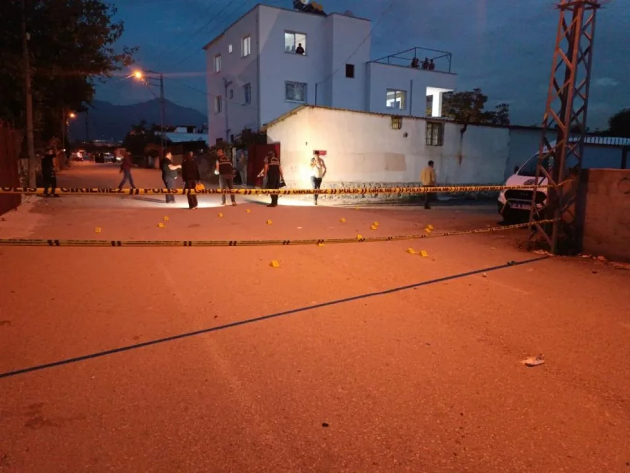 Hatay’da sokak ortasında silahlar konuştu!