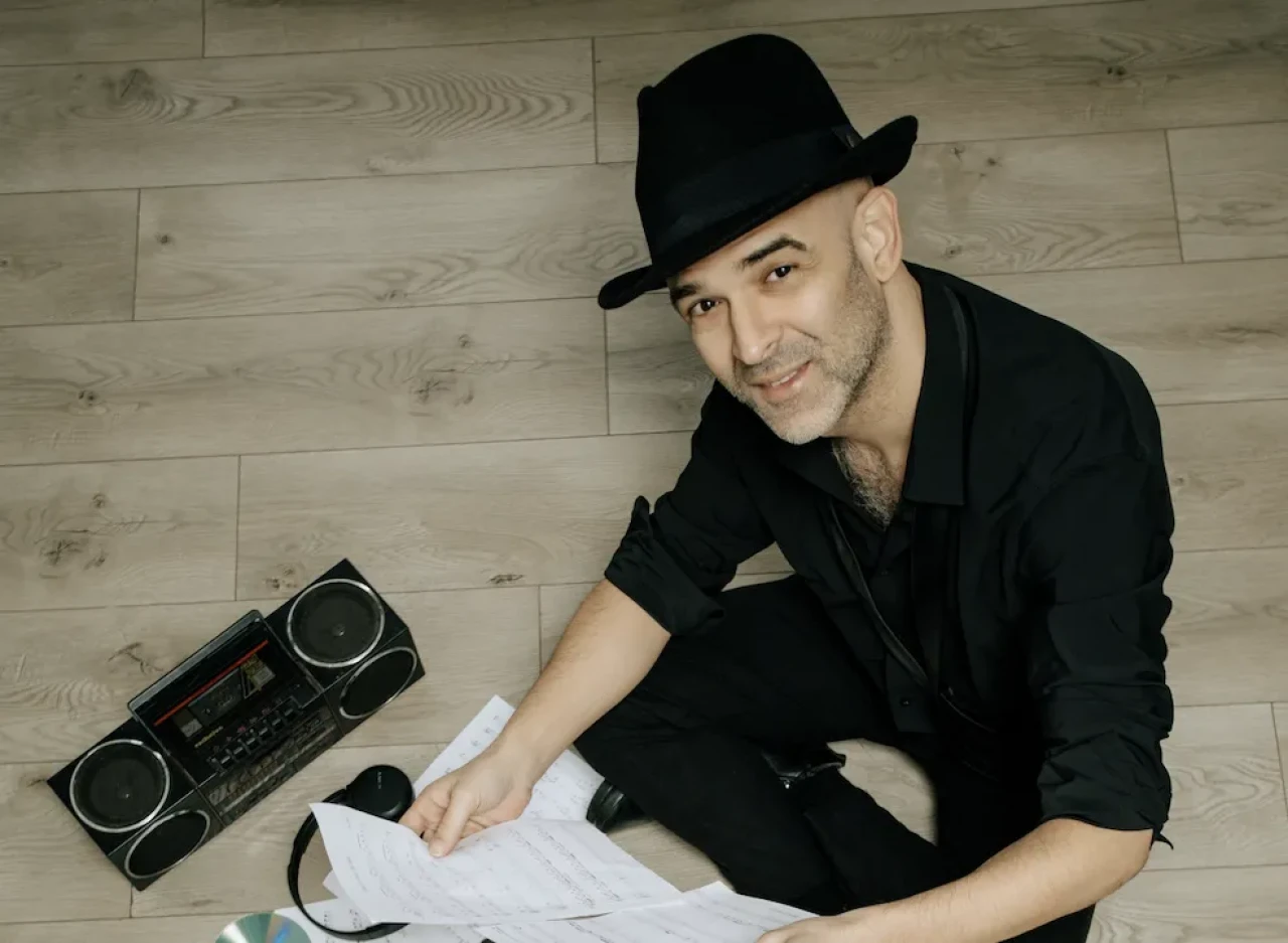 Murat Evgin hem sesi hem de aranjmanı ile Pluribus'da