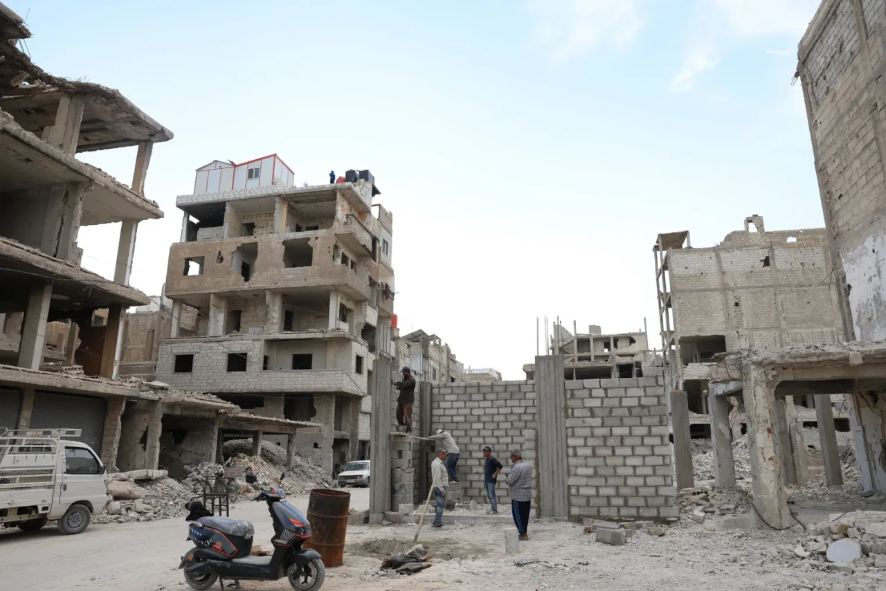 Suriye’de hayat enkazdan doğuyor: Aileler tuğlayla yeniden ev kuruyor