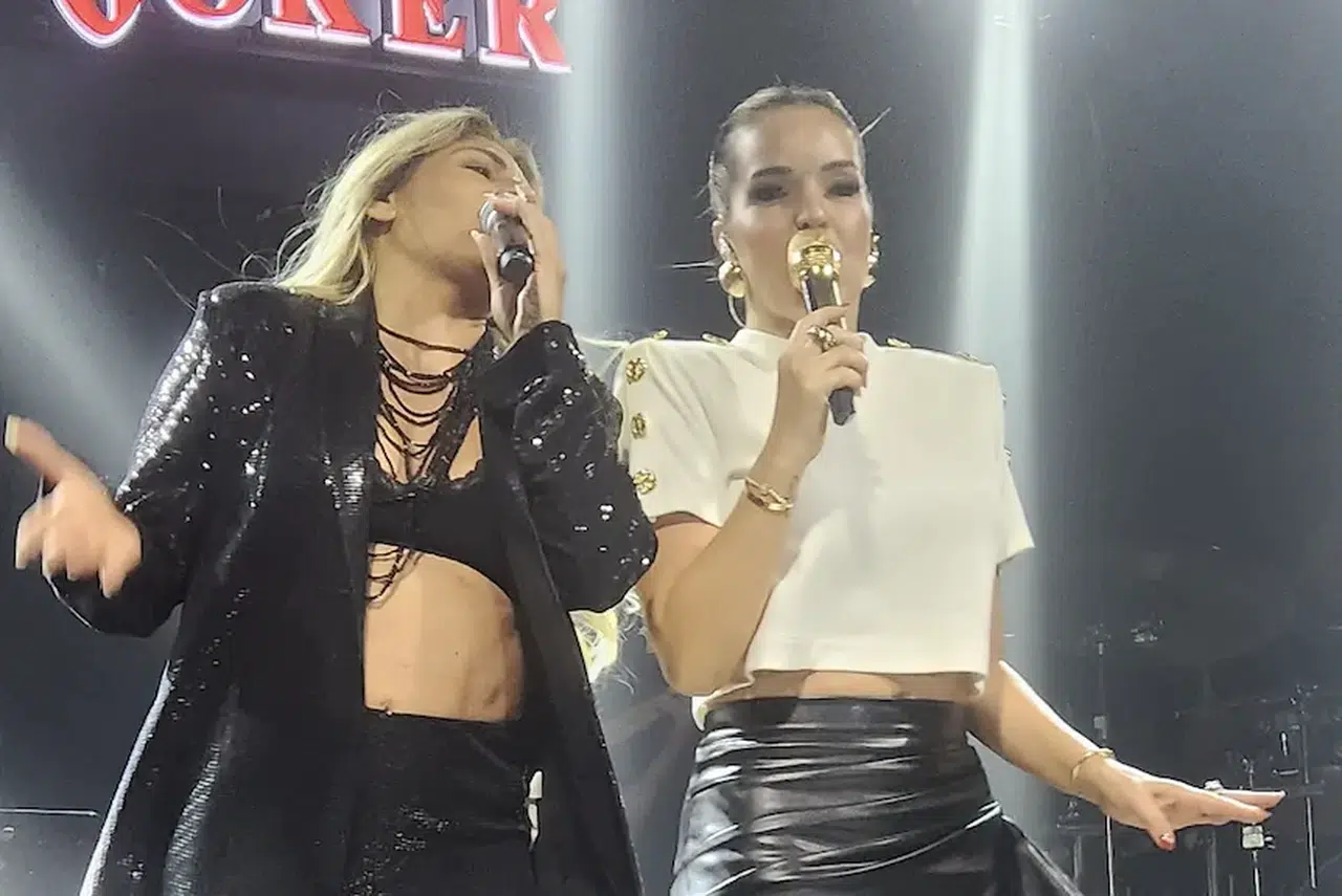 Bengü'den sahnede duygusal anlar: Genç yeteneğe destek