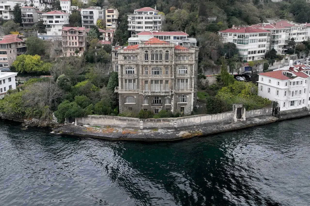 Tarihi yalı alıcısını bekliyor, fiyatı dudak uçuklatıyor!