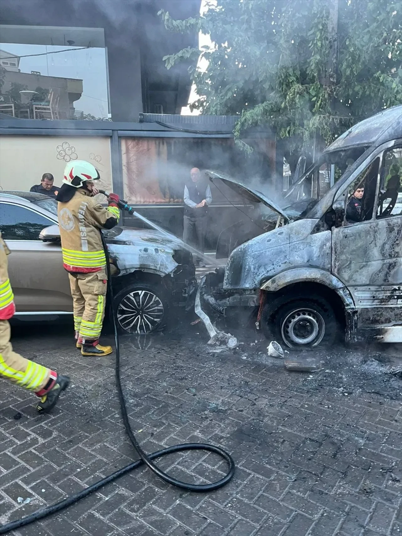 Alevler arasında kaldılar... Servis minibüsü aniden tutuştu!