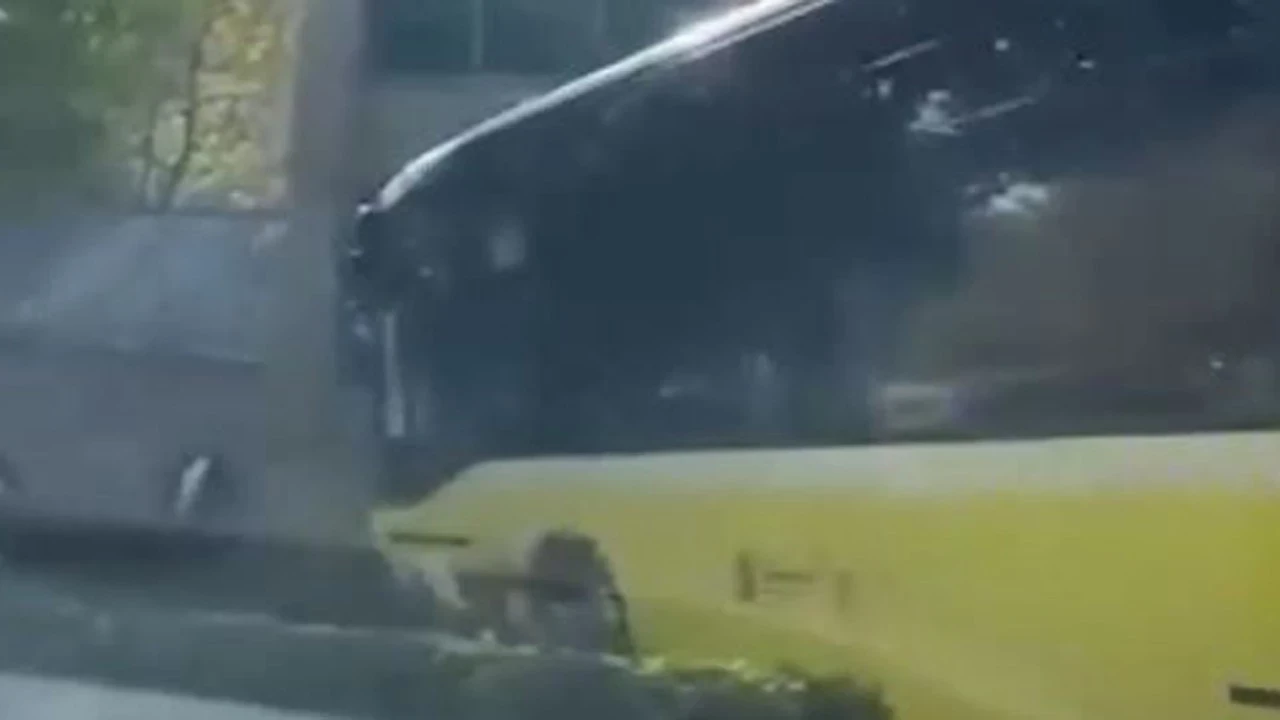 İETT şoförü kaldırıma çıktı: Yolcular tahliye edildi