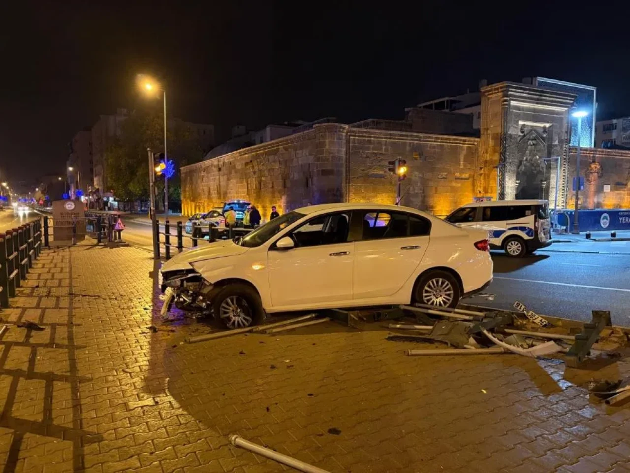 Direksiyon başında uyuyakaldı! Bariyerleri aşıp yaya yoluna girdi