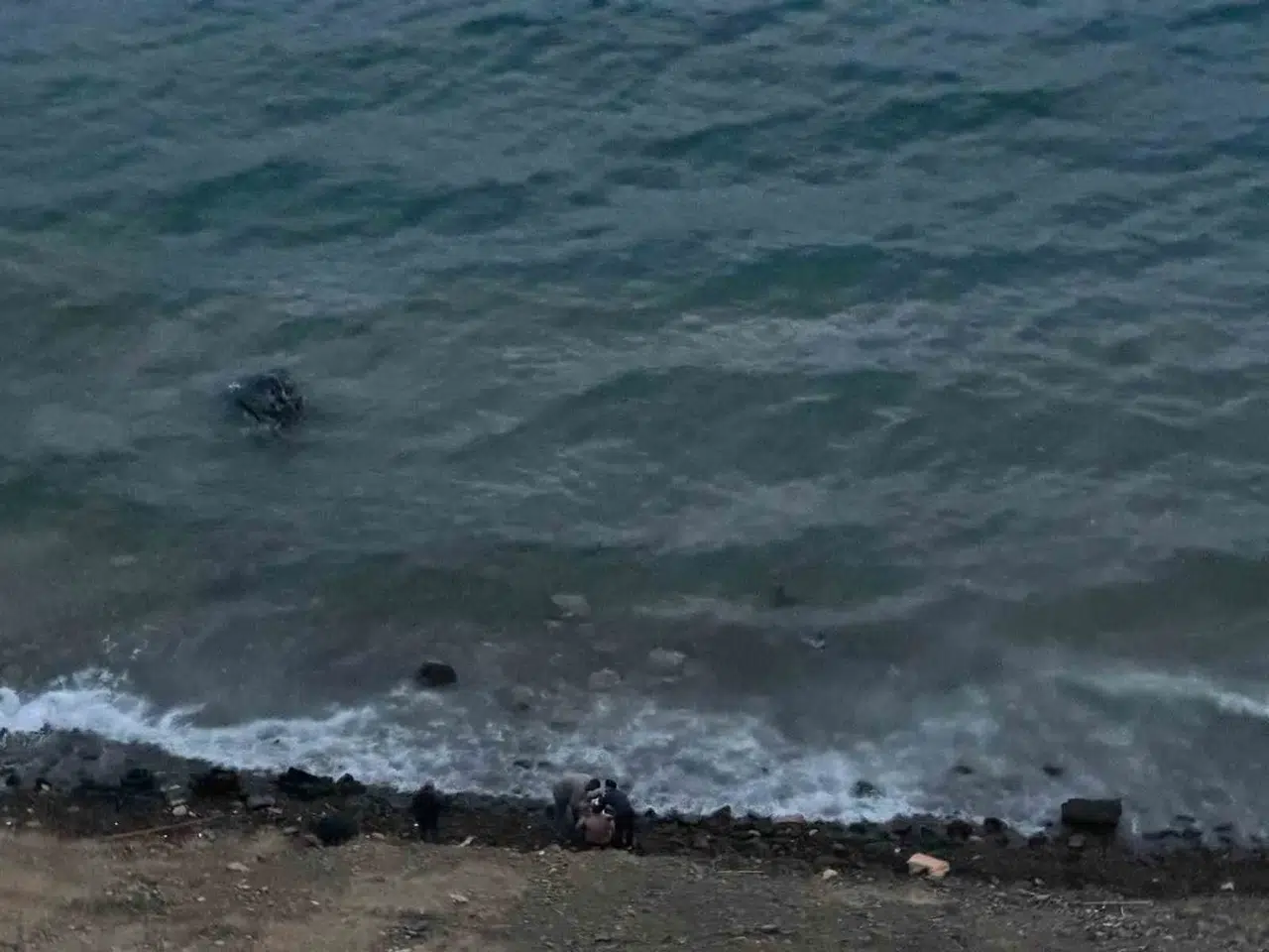 Virajı alamadı, denize 'dalış' yaptı! Film gibi kurtarma operasyonu