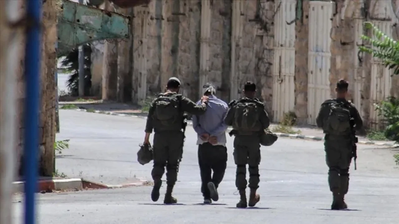 İşgalci İsrail ordusu, Batı Şeria’da 15 Filistinliyi gözaltına aldı