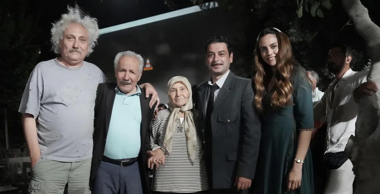 Bak Postacı Geliyor filminin gizemi çözüldü! Yönetmen, annesinin ve babasının imkansız aşkını perdeye taşıdı!