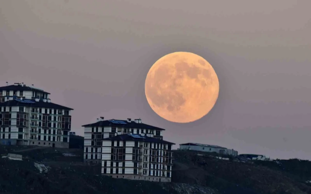 "Kunduz Süper Ay" Ahlat’ta Gölü Büyüledi: Işık, Su ve Sessizlik Bir Arada