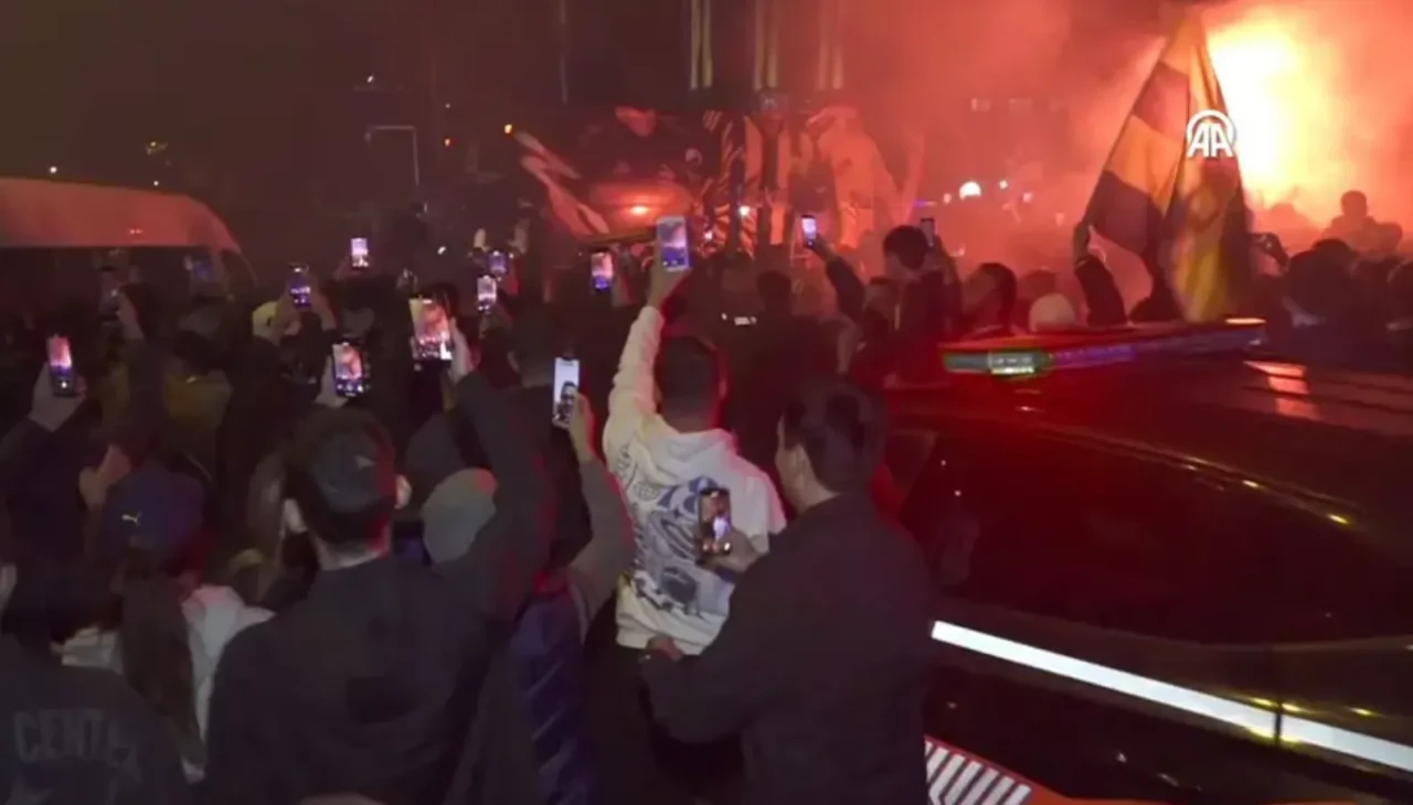 Fenerbahçe’ye çoşkulu karşılama! Taraftardan Beşiktaş galibiyetine büyük destek