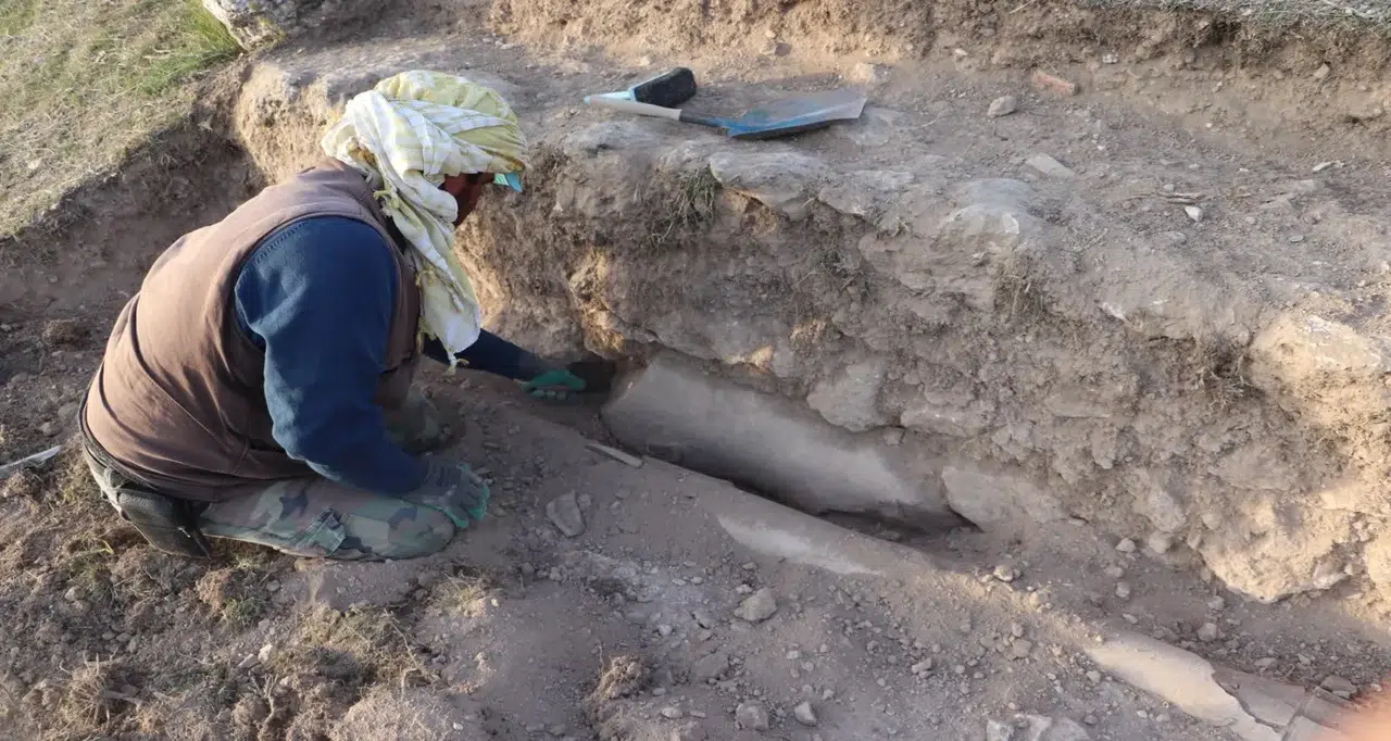 Antik stadyumda şok keşif: Başsız heykel bulundu!