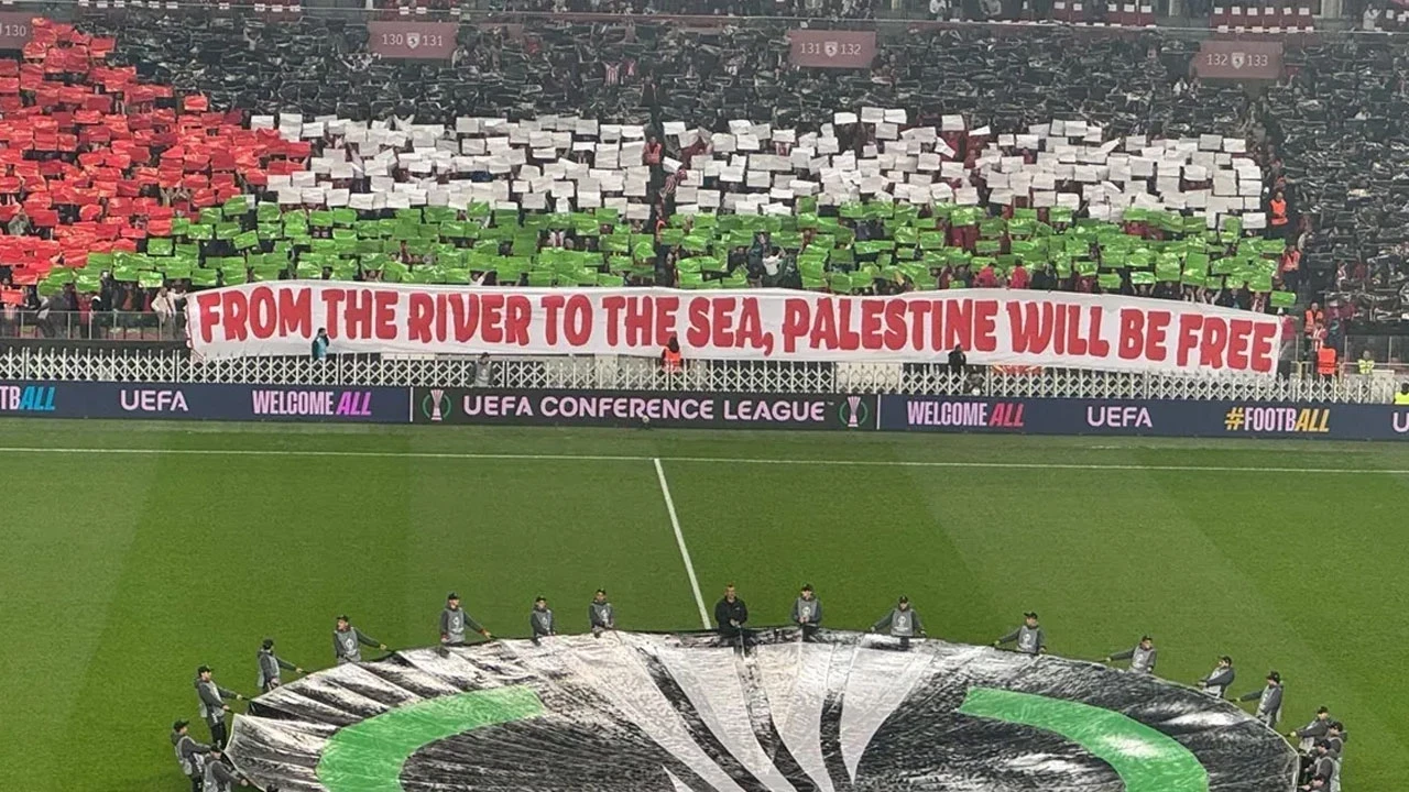 Konferans Ligi'nde duygusal anlar! Samsunsporlu taraftarlardan 'Nehirden Denize' pankartı ve Filistin bayrağı şöleni!