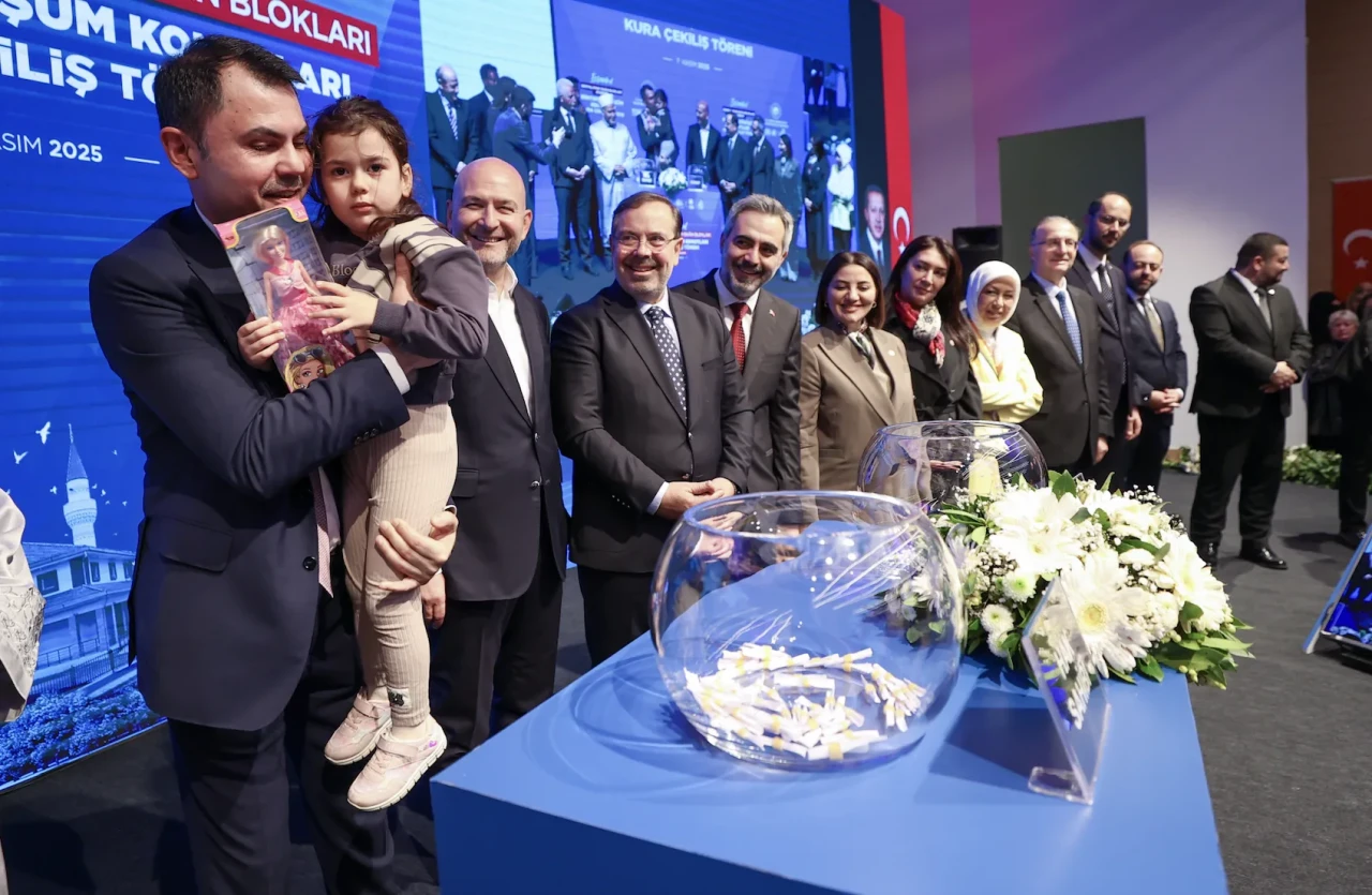 Ataşehir'de 1066 aileye yeni yuva: Bakan Kurum'dan Şerifali'de okul yapma sözü!