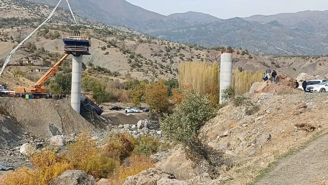 Diyarbakır’da şantiyede facia: İskele yerle bir oldu
