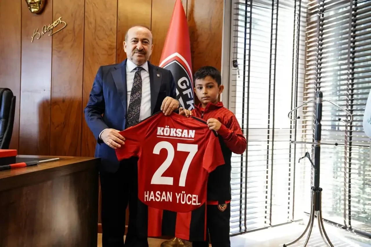 Yaraları sarmaya devam ediyorlar: Gaziantep FK, ailesini kaybeden Hasan'a kapılarını açtı!