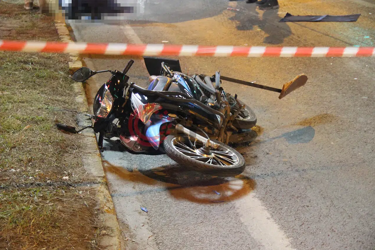 Yol kenarında dehşet: Sakarya’da motosiklet bariyerlere saplandı...