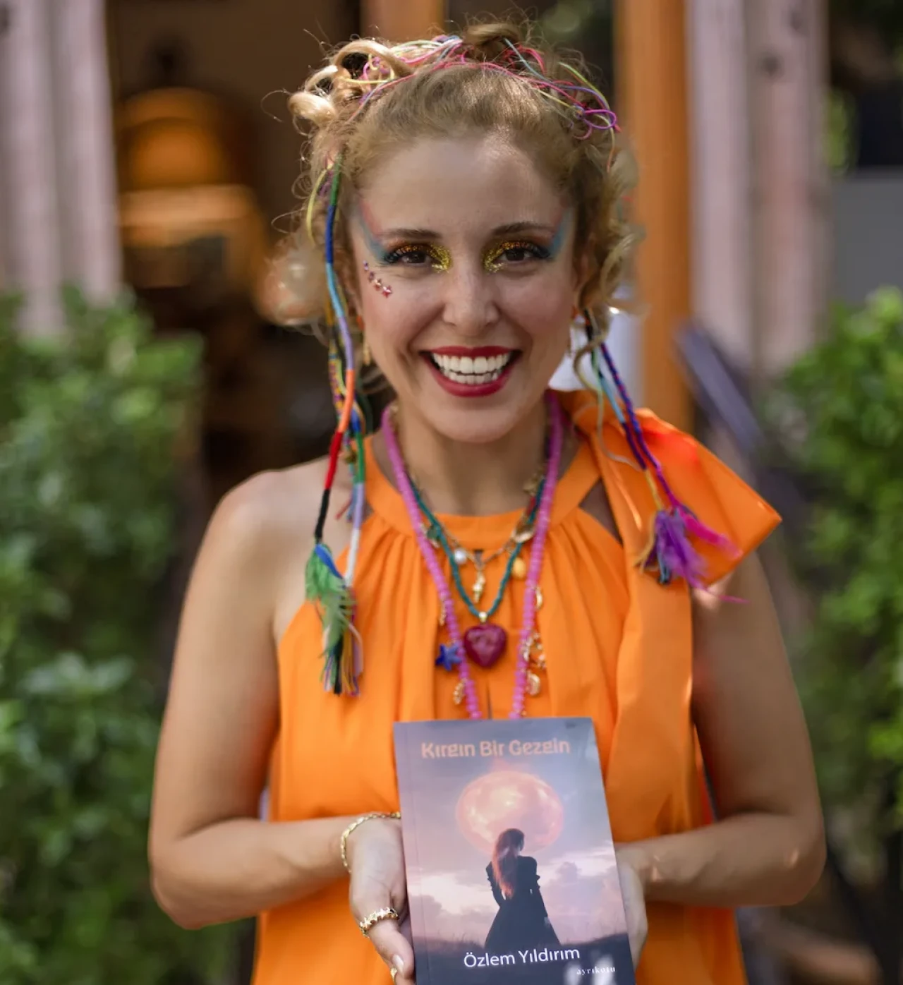 Özlem Yıldırım’dan yalnız ruhlara özel kitap: 'Kırgın Bir Gezgin' ile içinizdeki gezgini uyandırın!