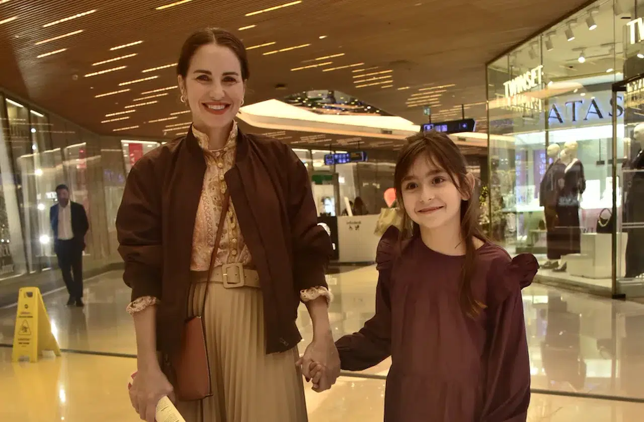 Aslı Tandoğan ailesiyle görüntülendi! Tiyatro sonrası alışveriş keyfi