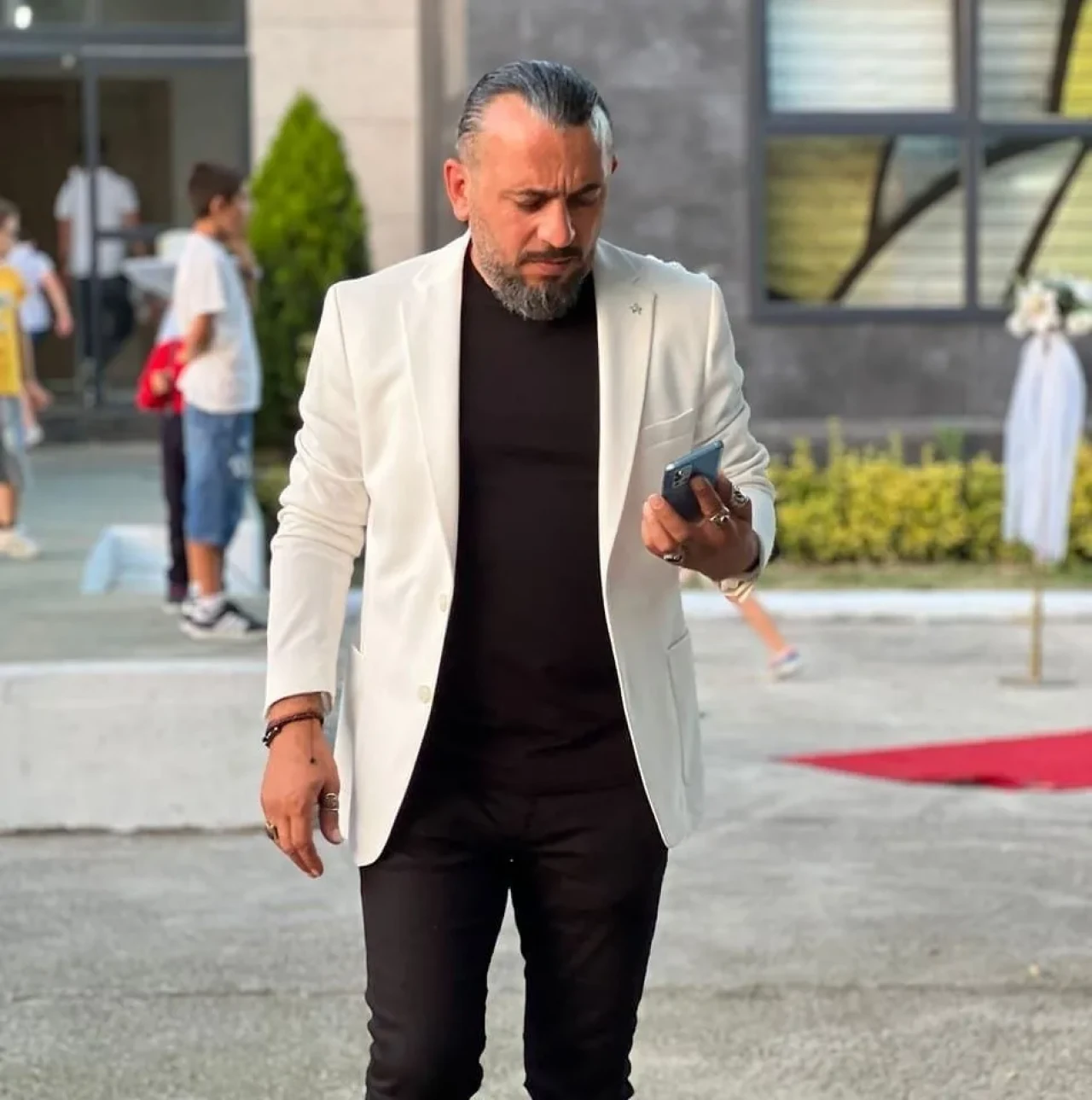 Babasının mezarı başında kendini astı! İş adamının yürek burkan acı sonu...