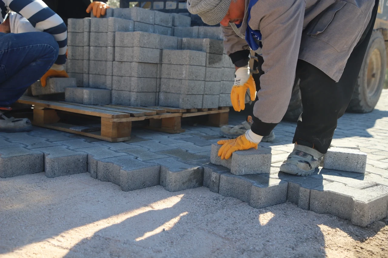 Kozludere’de yol konforu artıyor: Kilit parke çalışmaları hızla sürüyor