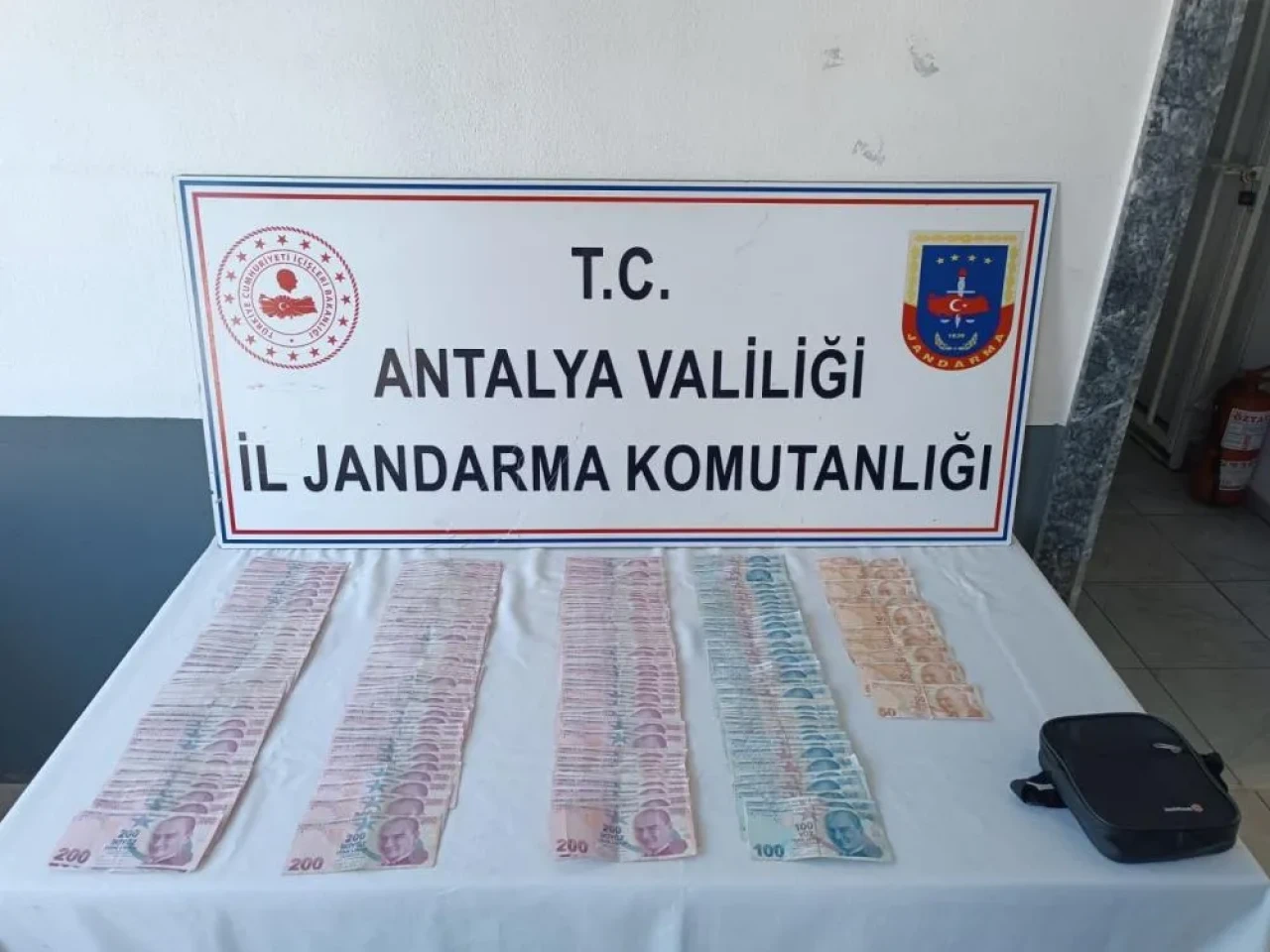 Camı kırdı, 50 bin lirayı çaldı… JASAT’tan kaçamadı!