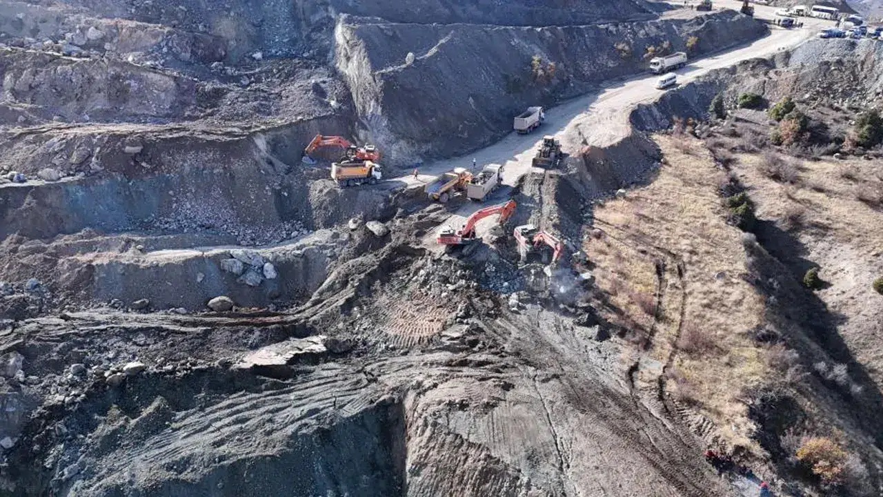 Divriği’de acı bekleyiş! Göçük altında kalan emek işçisi için zamanla yarış…