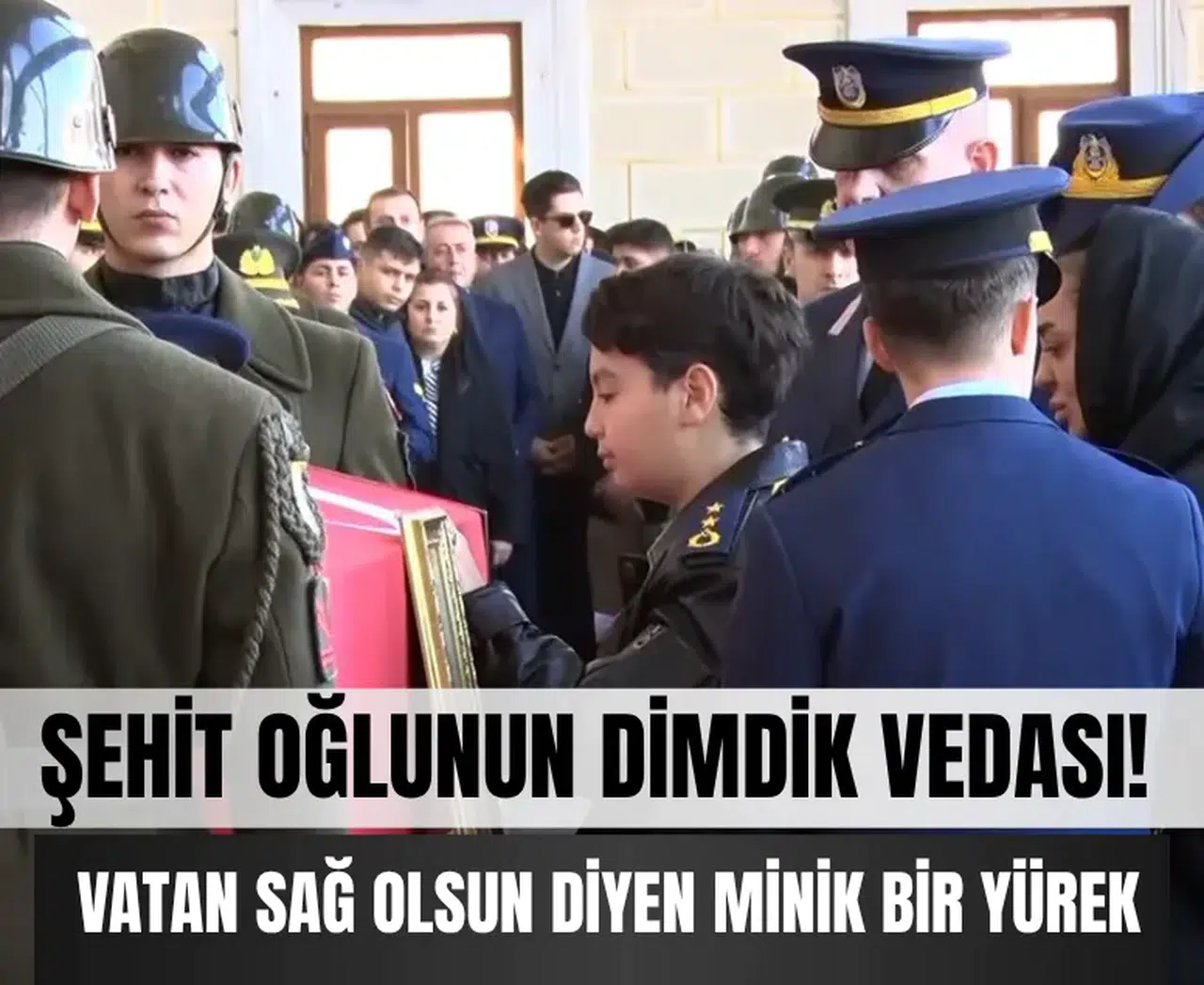 Şehit oğlunun dimdik vedası! Bu fotoğraf her şeyi anlatıyor...