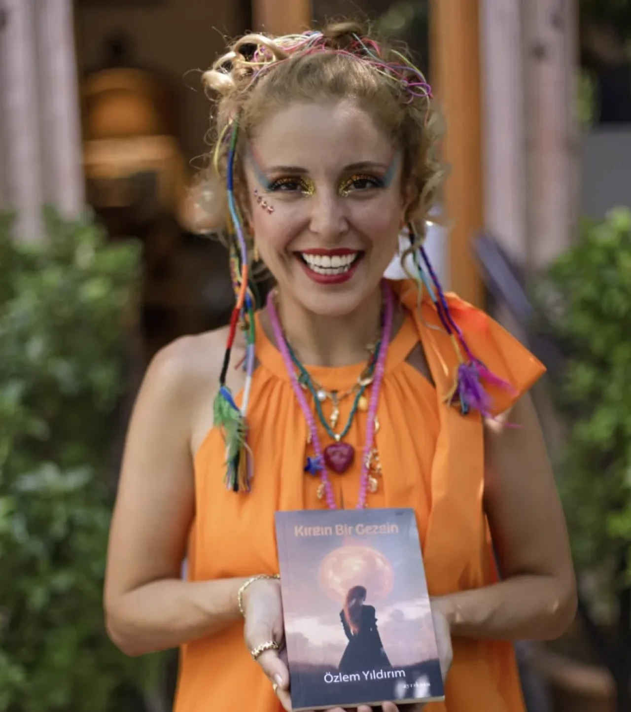 Ruhunuzun kayıp parçalarını bulmaya hazır mısınız? Özlem Yıldırım'dan yalnızlığı kucaklayan yeni şiir kitabı: 'Kırgın Bir Gezgin'