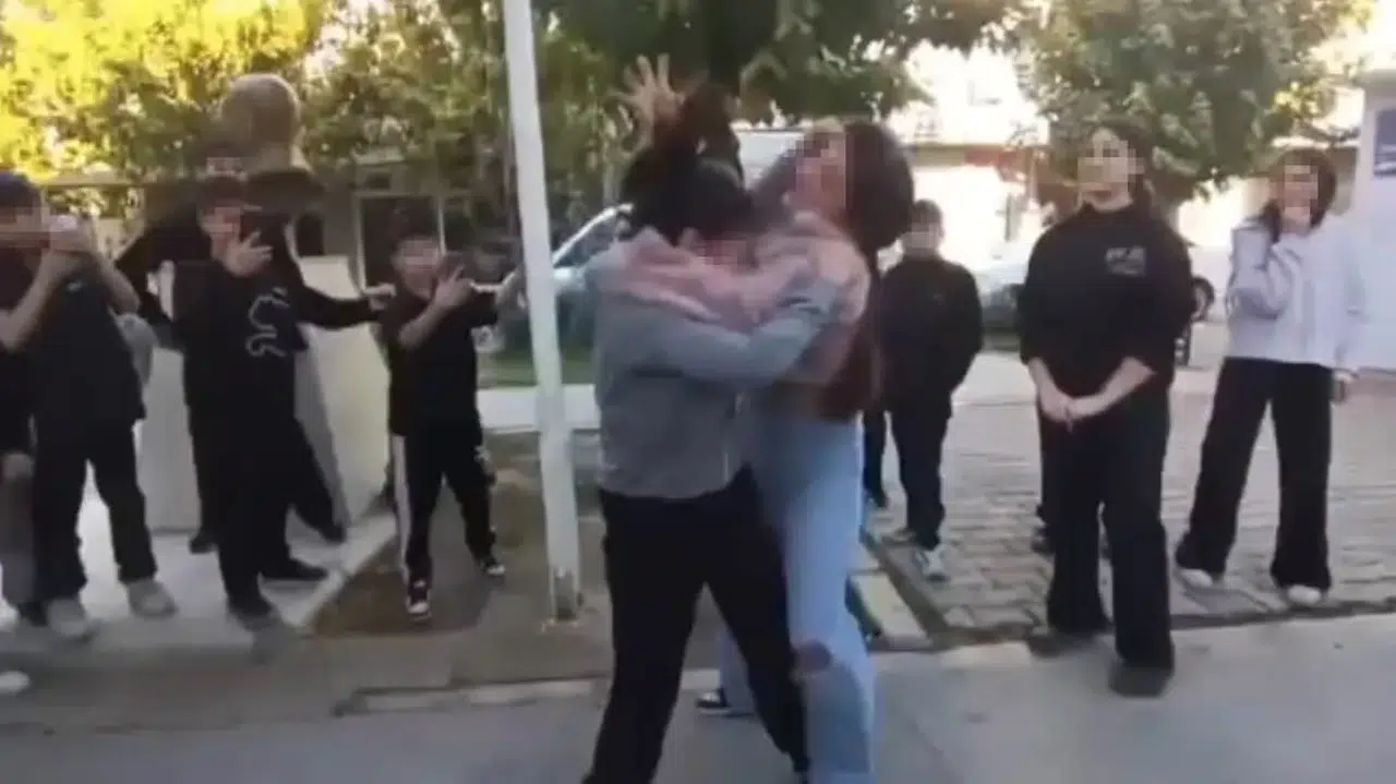 İzmir’de okul koridorunu karıştıran anlar sosyal medyada büyük yankı uyandırdı