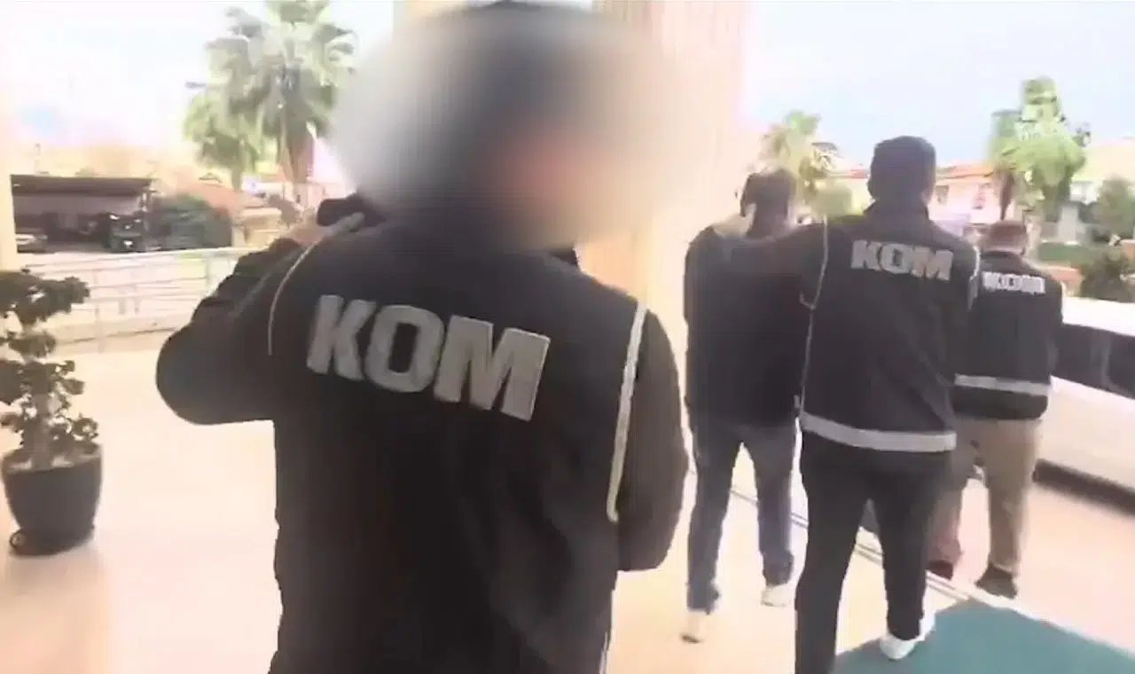 Kendilerini kamu görevlisi olarak tanıttılar, kıskıvrak yakalandılar! İşte görüntüler..