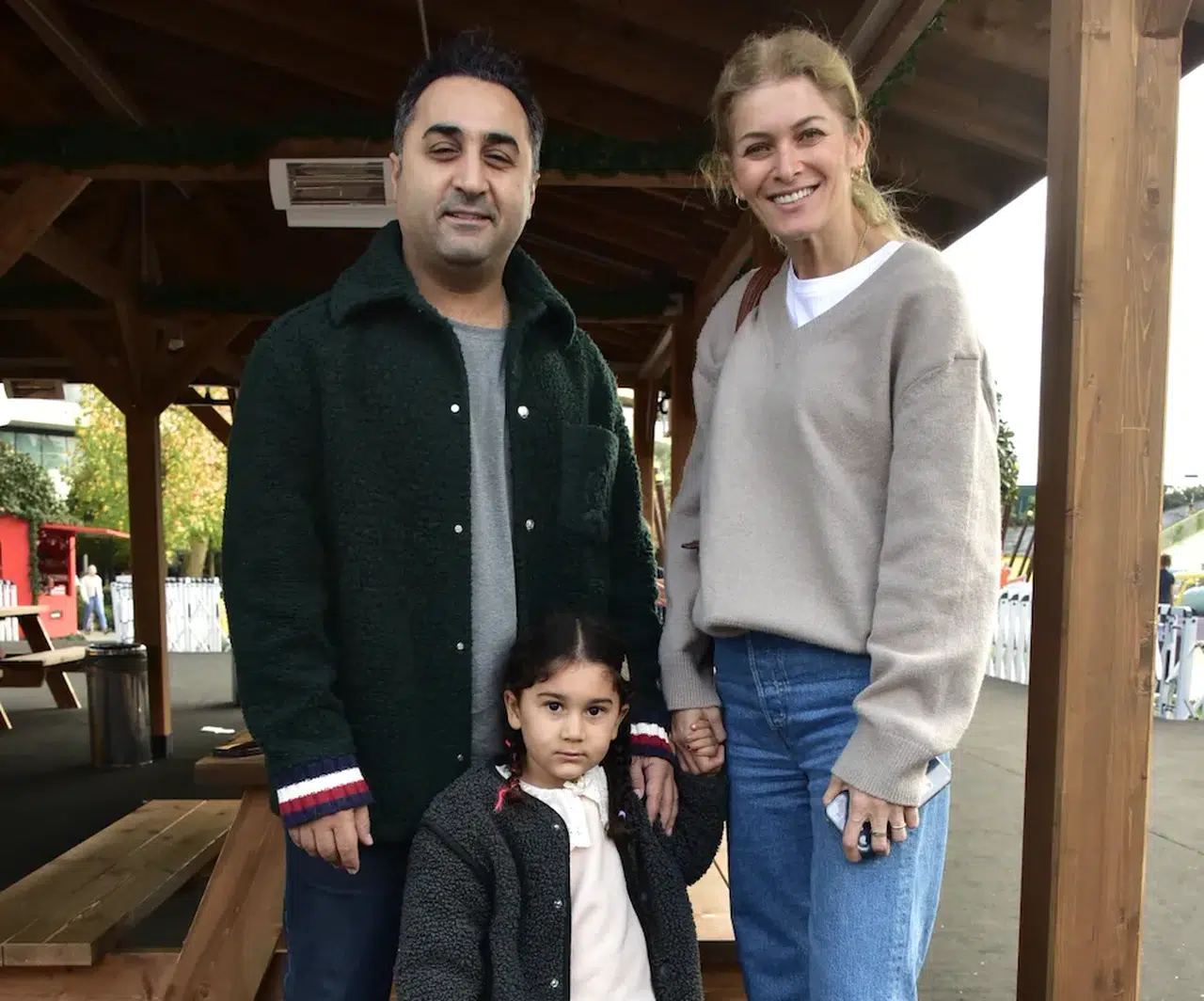 Mutlu aile tablosu: Onur Buldu ve Duygu Kozoğlu AVM’de görüntülendi