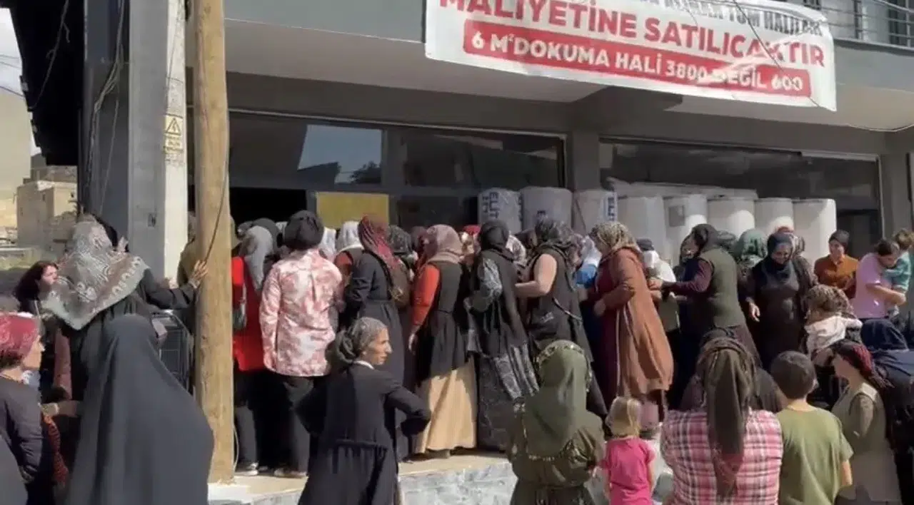 İndirim sabaha damga vurdu: Vatandaşların akını Artuklu’da trafiği kitledi!