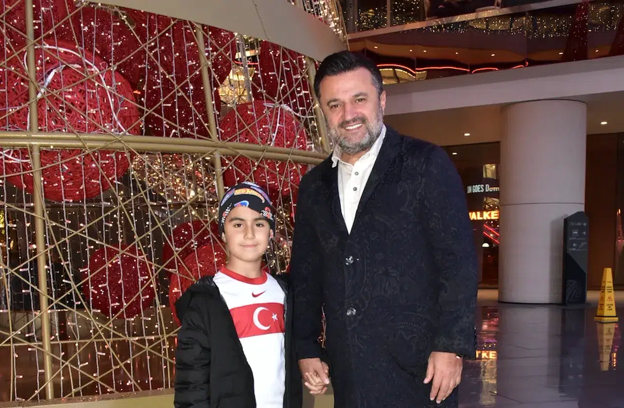 Yılbaşı alışverişi aile keyfine dönüştü: Bülent Uygun oğluyla AVM’de
