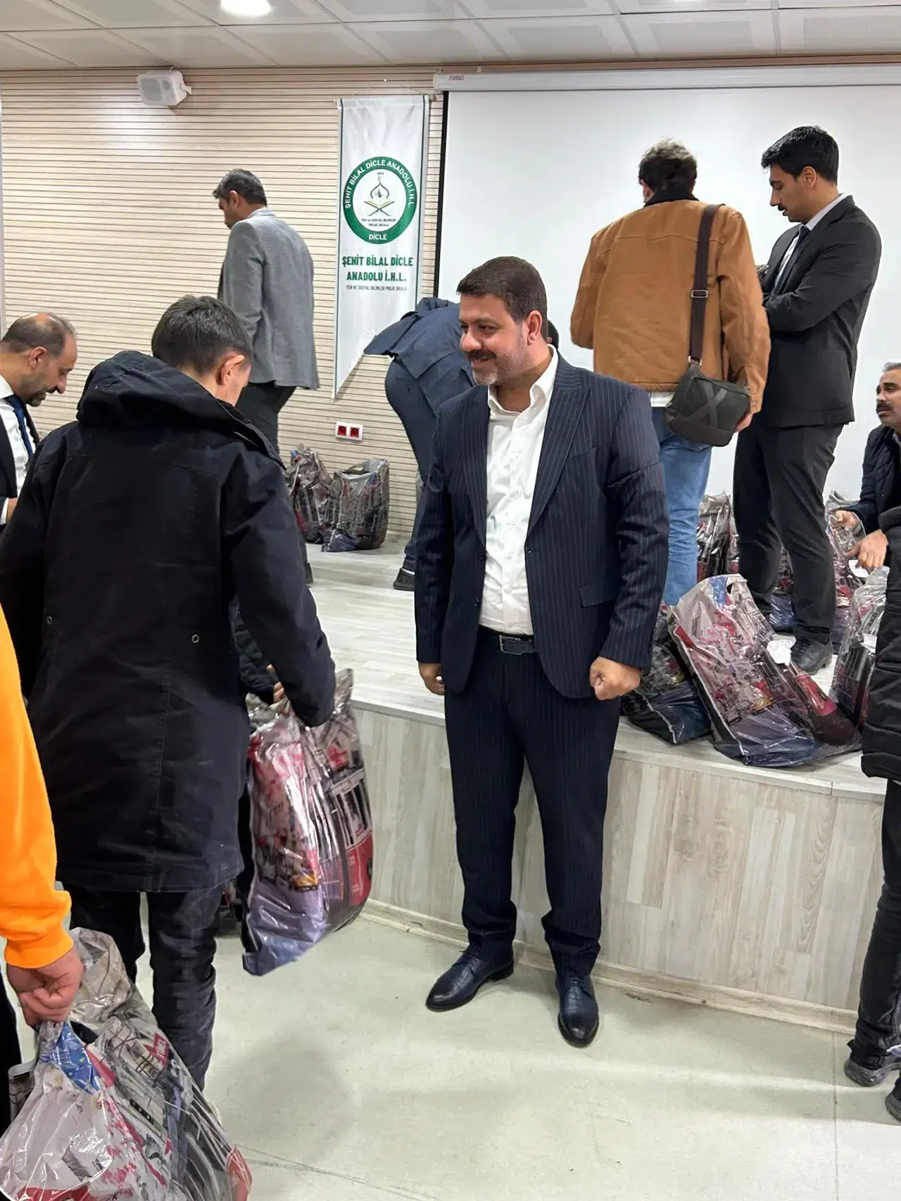 Mehmet Bozkuş’tan Diyarbakır’da iç ısıtan dayanışma: 648 öğrenciye kışlık destek