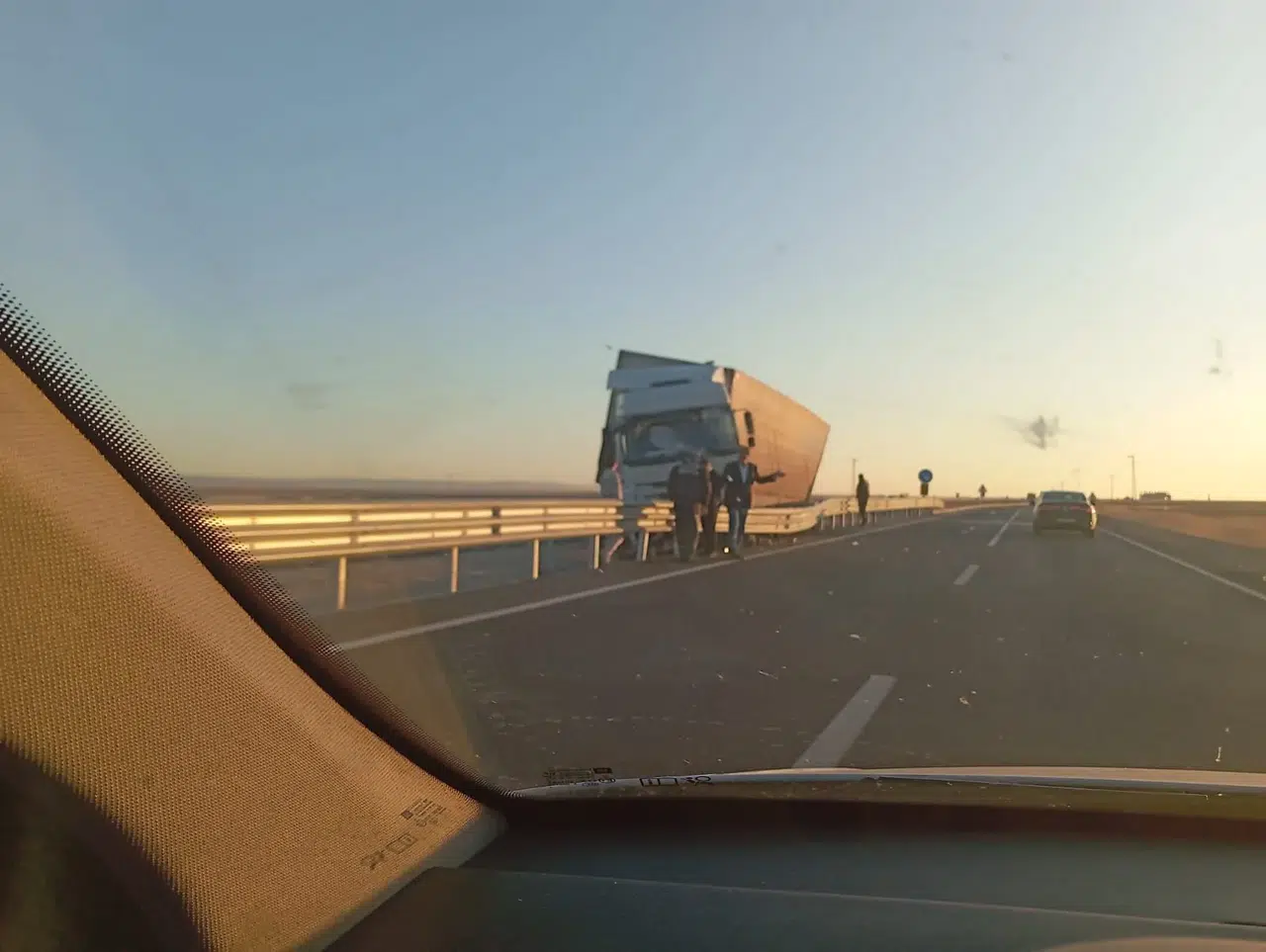 Bariyerlere çarpan tır trafikte panik yarattı