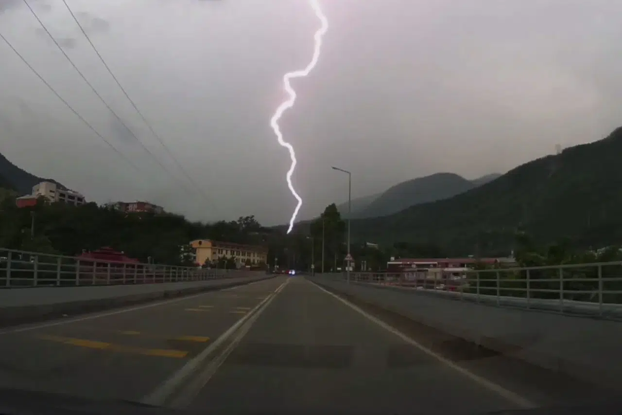 Sakarya'da gök yarıldı: Yıldırım dört katlı binanın çatısını delip geçti!
